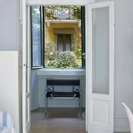 Liberty Two-Room Apartment In Porta Venezia-2
